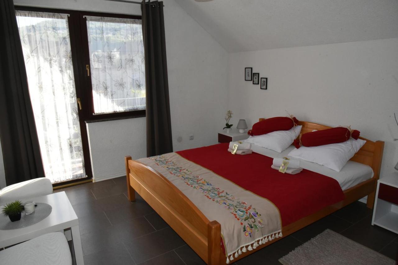 Apartment Bobic Licko Petrovo Selo Esterno foto