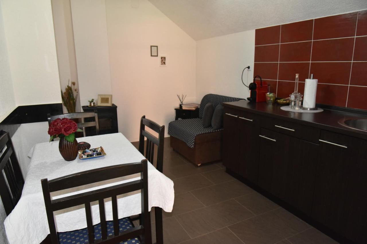 Apartment Bobic Licko Petrovo Selo Esterno foto