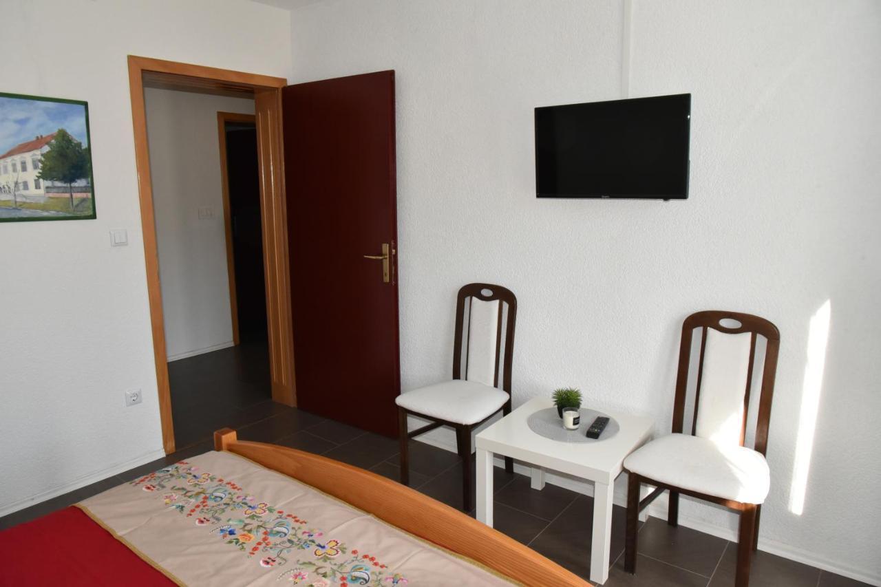 Apartment Bobic Licko Petrovo Selo Esterno foto