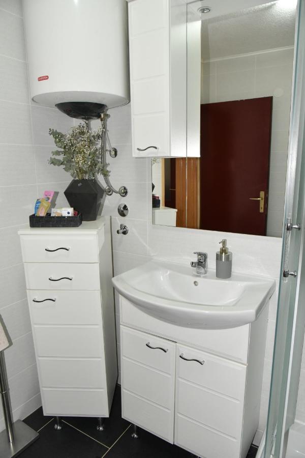 Apartment Bobic Licko Petrovo Selo Esterno foto