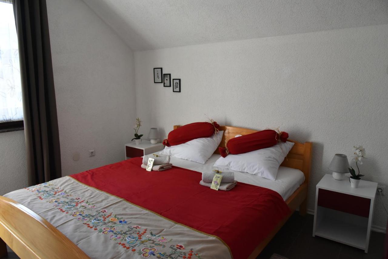 Apartment Bobic Licko Petrovo Selo Esterno foto